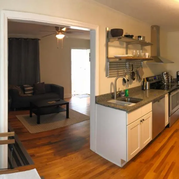 Quaint Cottage Minutes From Downtown, Hotel in Durham