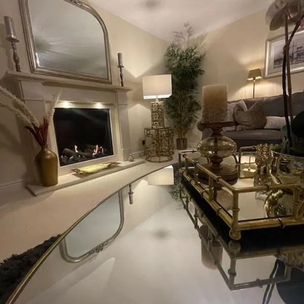 Home in Wirral - Peaceful Contemporary Gem., hotel v destinaci Wirral