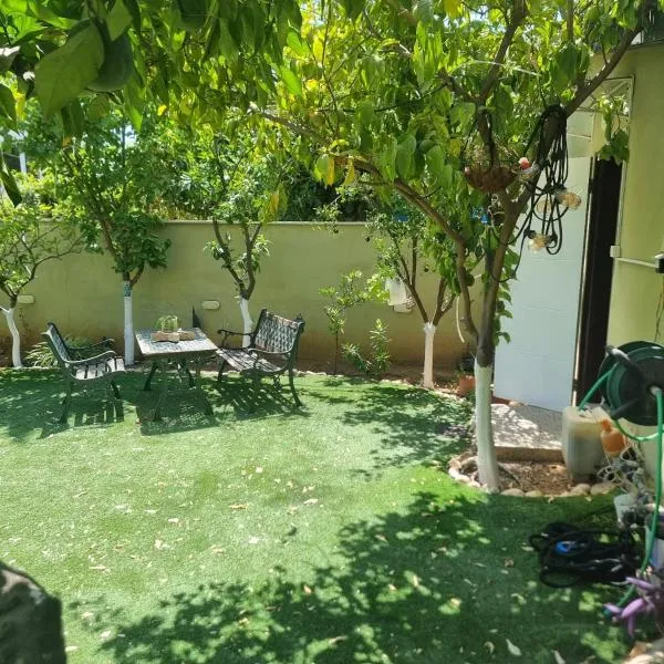 B&B Amit 18 minutes from the airport - אירוח כפרי עמית 18 דקות משדה תעופה, Hotel in Petach Tikwa
