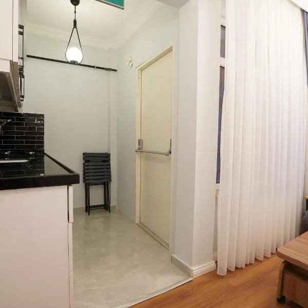 My Suite House Ist My House Metroya 2 dk Mutfaklı Geniş odalar, hotel di Istanbul