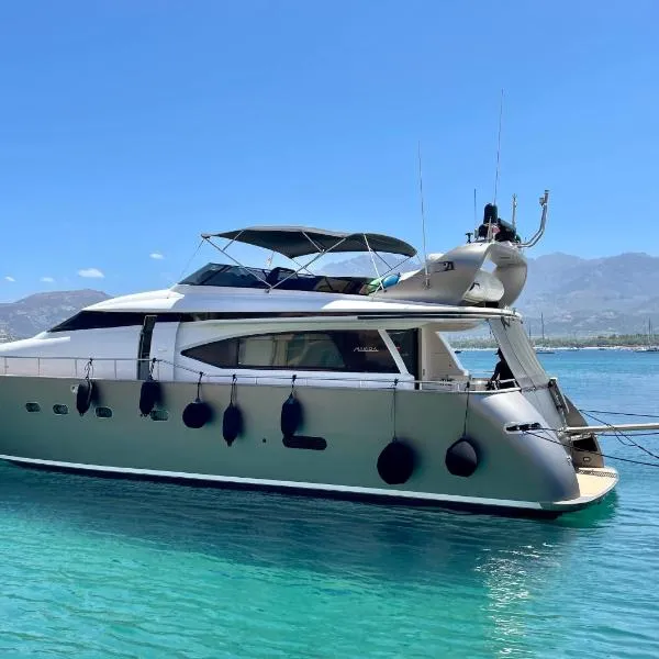 MotorYacht 21 avec équipage, hotel in Barcelona