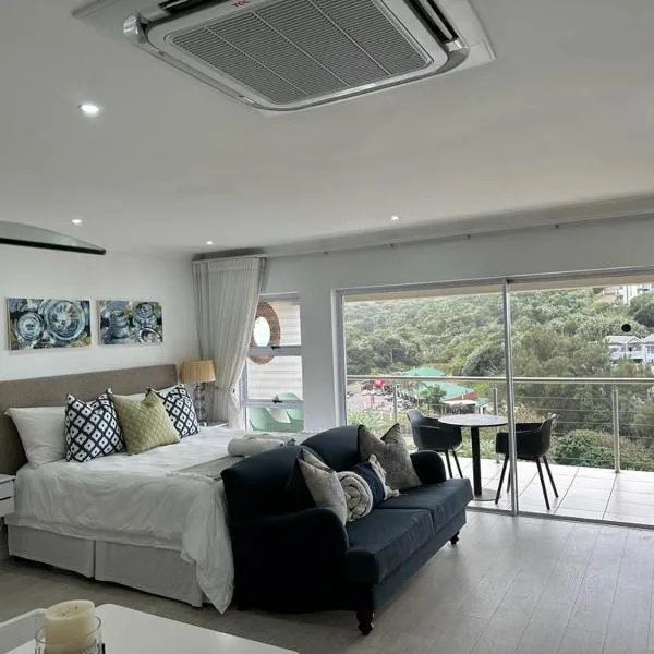 Umdloti Holiday Resort Apartment 514 - Amazing Breaker & Ocean Views: Umdloti şehrinde bir otel