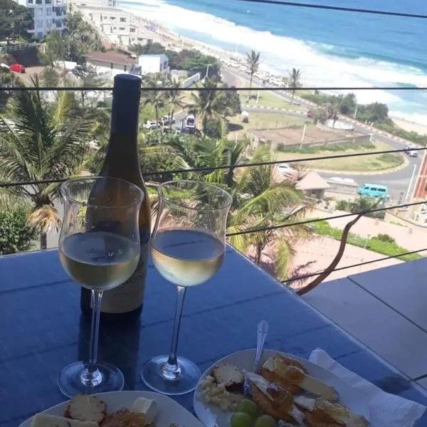 Umdloti Holiday Resort Apartment 514 - Amazing Breaker & Ocean Views: Umdloti şehrinde bir otel