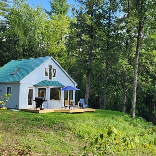 Magical Retreat Cottage, Autumn Colors and Waterfalls - Vermont Getaway, hotel in South Newfane