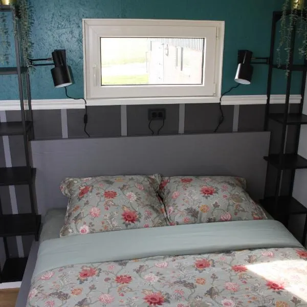 Boerenchalet Dirk, Minicamping de Grutte Earen, hotel in Burum