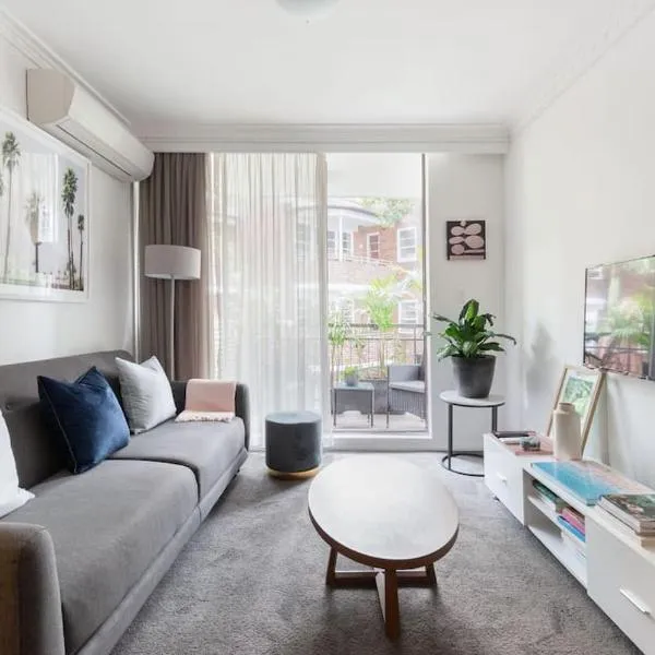 Harbourside Style, 2 Bed, A/C, Pool -Elizabeth Bay, hotel in Sydney