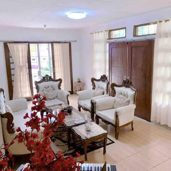 Guest House Sakura F3, hotel in Karangtengah