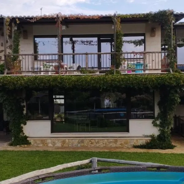 Finca Los Pajaros cerca de Puy du fou Toledo, hotel in Navahermosa