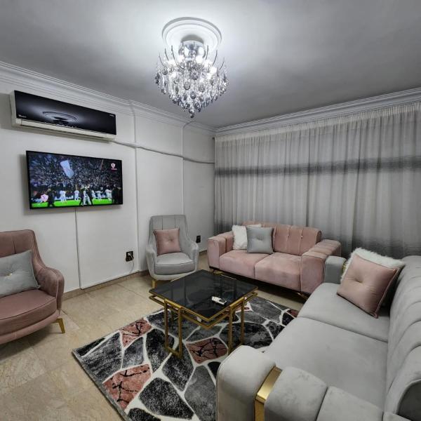 Modern Apartment in Sheraton Heliopolis, 5 minutes from Cairo Airport عمارة مطعم دجاج كنساس