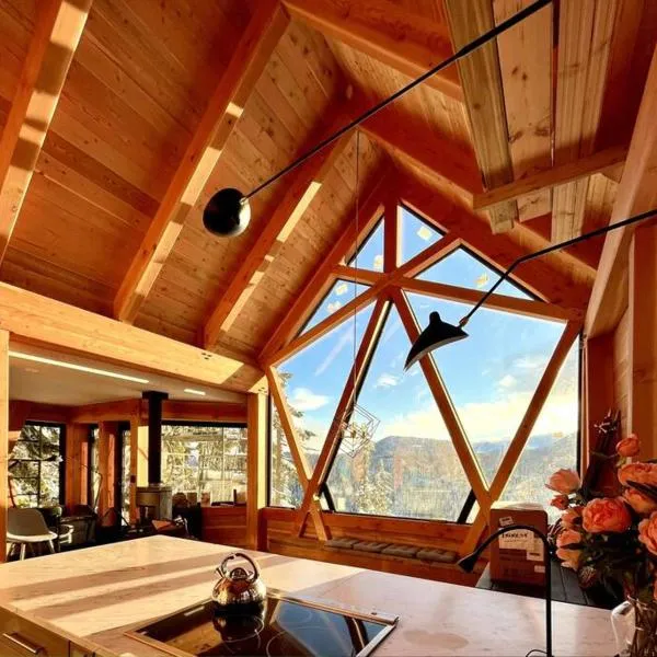 Basecamp Strathcona Park View Chalet, hotel in Mount Washington