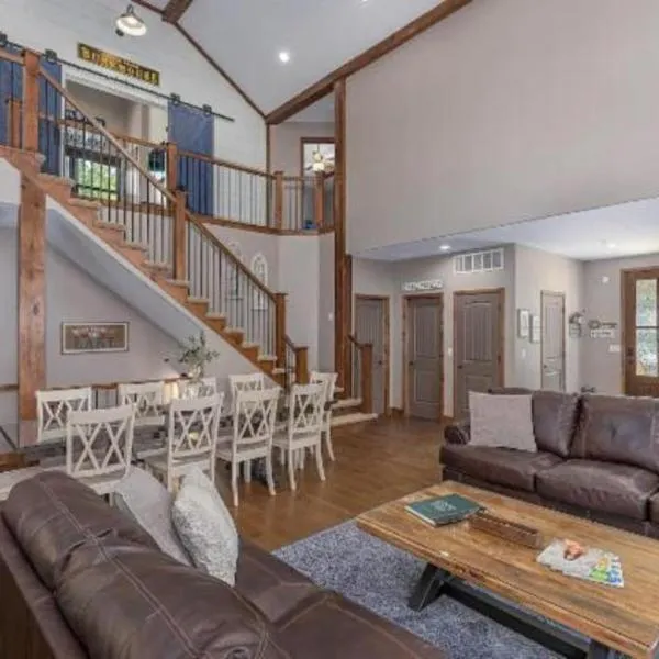 ROOMY FAMILY HOME in Branson Canyon - 8 Bed 6 Bath, hotel i Hollister