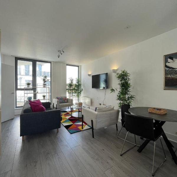Chertsey - Beautiful Modern 2 Bedroom Apartment