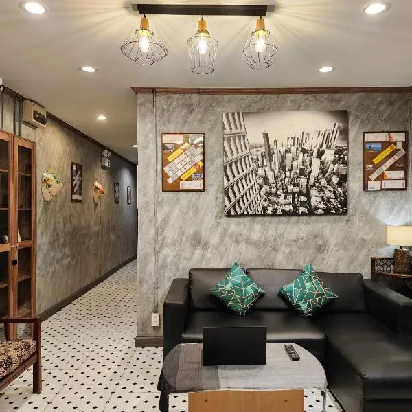 The Travellers House - Pet Friendly Accommodation, hotel in Bangkok