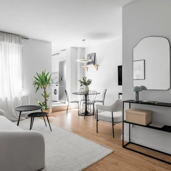 Cozy 2 bedroom apartment with patio, hotel en Madrid