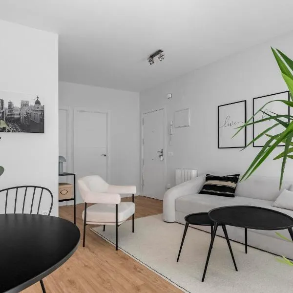 Cozy 2 bedroom apartment with patio, hotel in Madrid