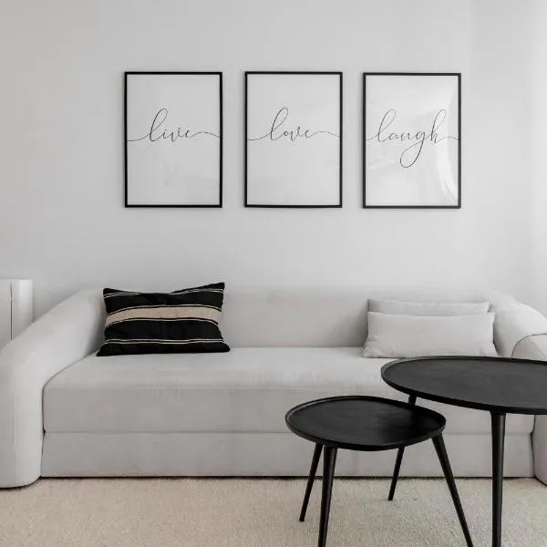 Cozy 2 bedroom apartment with patio, hotel in Madrid