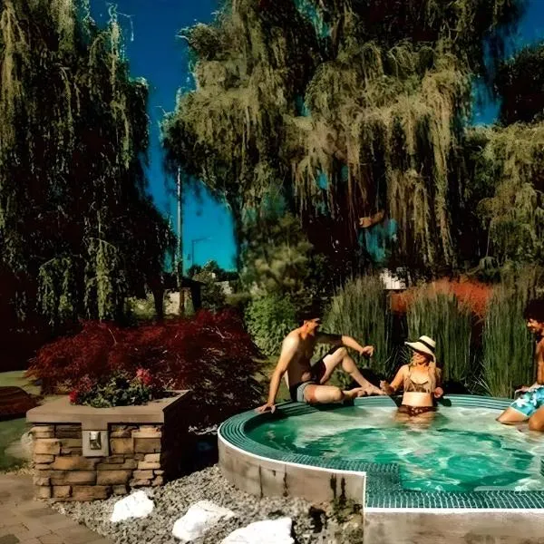 Serene Waterfront Escape with Pool, Hot Tub & Breathtaking Views - Pet Friendly, hotel Kelownában