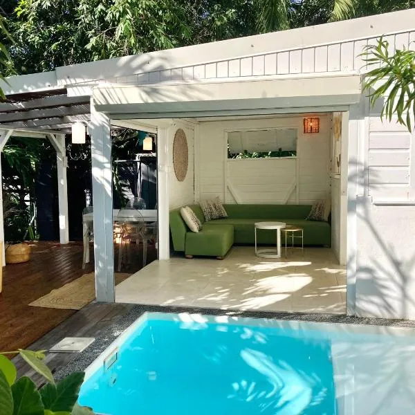 17 Les Palmes - Maison de charme - Piscine privée et accès plage, hotel em Sainte-Anne