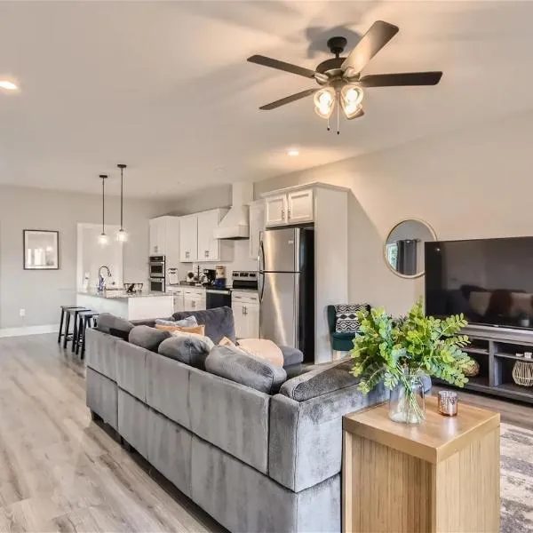 New Build 5 min to Broadway Sleeps 10, hotel in Nashville