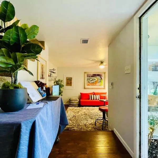 Artists Condo GAME ROOM Patio near UC Med Center, hotel in Sacramento