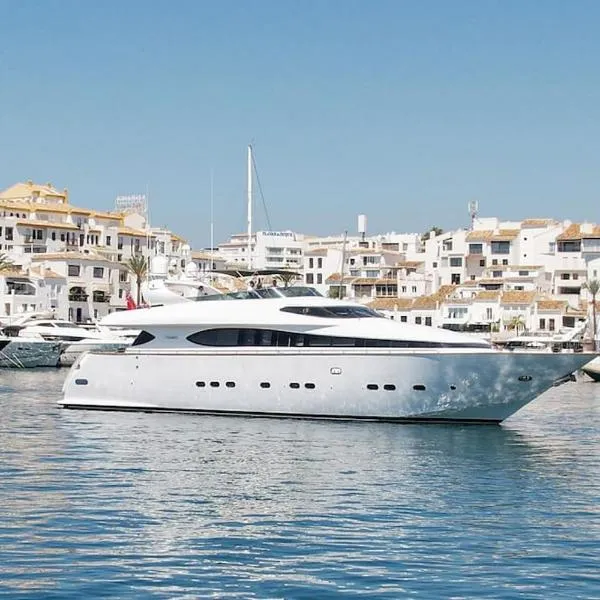 Super Yacht Located in Puerto Banus，位于马贝拉的酒店