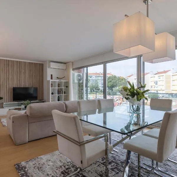 Charm 3BDR Apartment W/Balcony by LovelyStay, hotel v Lisabonu