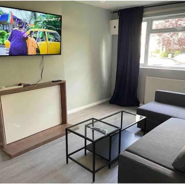 Lovely and quiet 2 Bedroom maisonette.Free parking, hotel in London