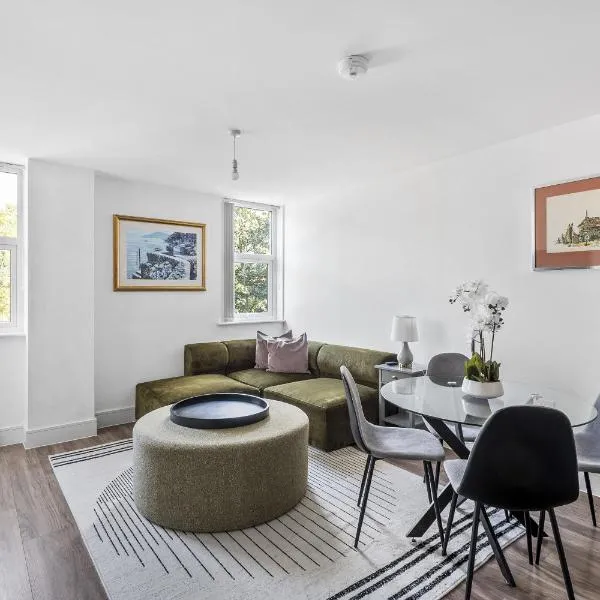 2 Bed Apartment, Free Parking, Chelmsford City Centre, with Sky Sports, Movies and Netflix, Hotel in Chelmsford