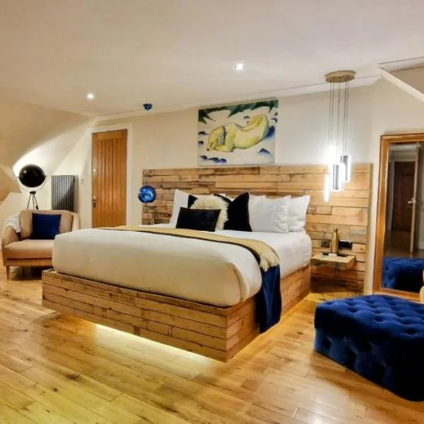 The Sleeping Dog Room at The Grumpy Schnauzer BnB Huge Room, Luxe Suite, Private Hot Tub, Breakfast, Gym, Games Room, Farm Stay, Amazing, Hotel in Airdrie