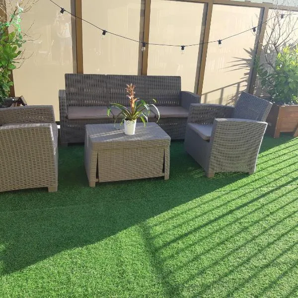 La Terrasse - big apartment & terrace 80m2 - metro 17 min from Paris, Hotel in Bagneux