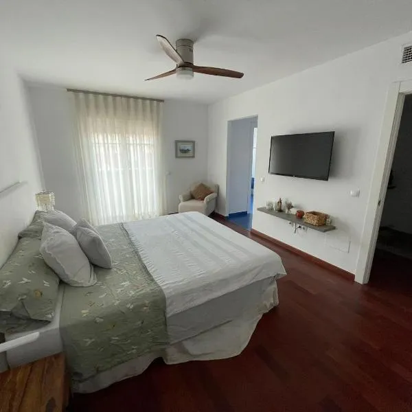 Tokyo Rooms (El Playazo) - Habitación PREMIUM con baño privado, hotel in Almería