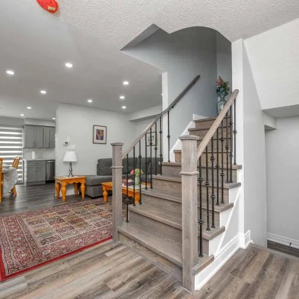 4 bedrooms 4 baths complete Home in Churchill Meadows, Mississauga，位于米西索加的酒店