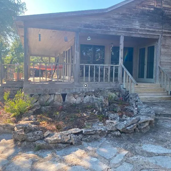 Around the Bend Bungalow, отель в городе Фредериксберг