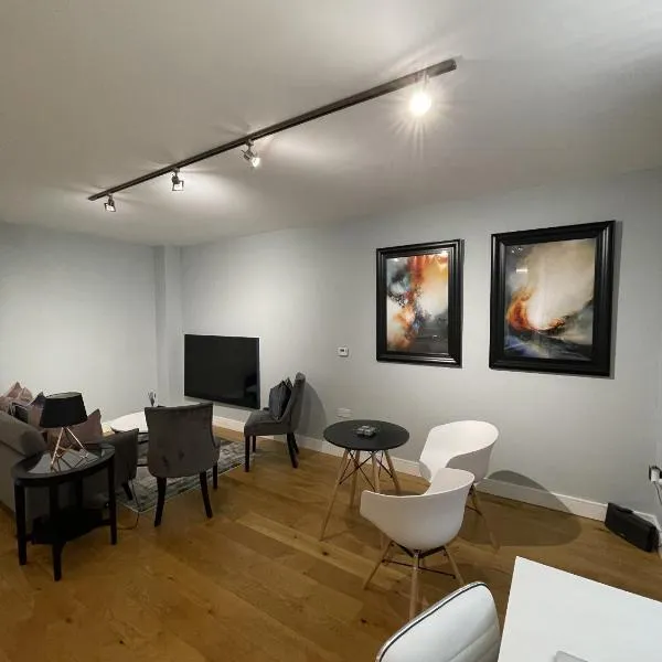 1 Bed House, Free Parking, Braintree City Centre with Sky TV, Hotel in Braintree