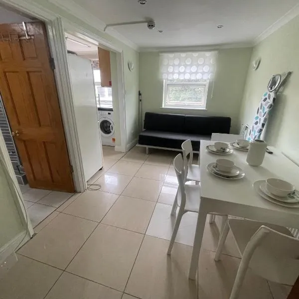 Entire 3 BR Home - Minutes to Emirates Stadium!, hotel in London