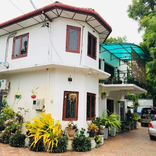 St Anne's Hotel & Restaurant，位于贾夫纳的酒店