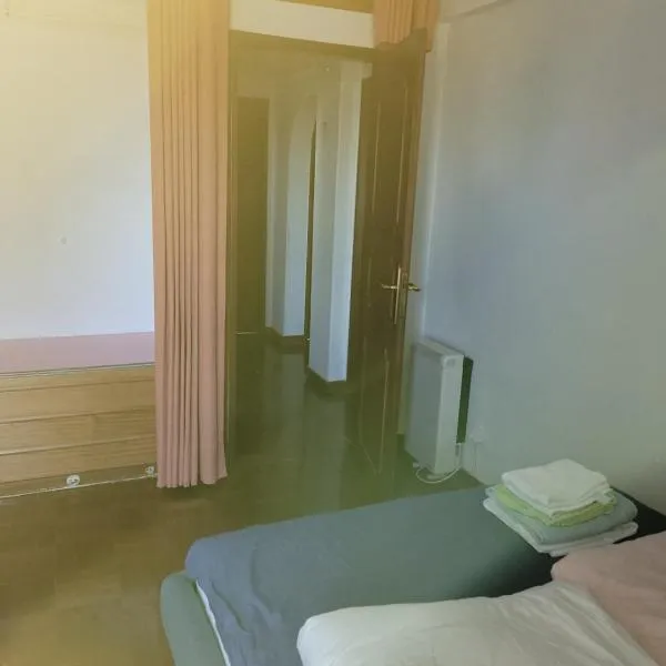 Comfy room near Metro, hotel in Lisbon