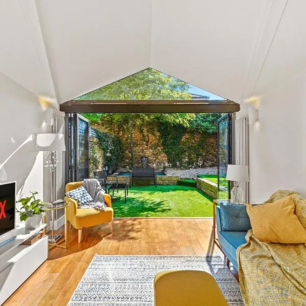 3 Bedroom Mews Home - Clapham Common - Free Private Parking - Sleeps 5 - Newly Refurbished - Sweetpea & Pillow Properties, hotel v Londýně
