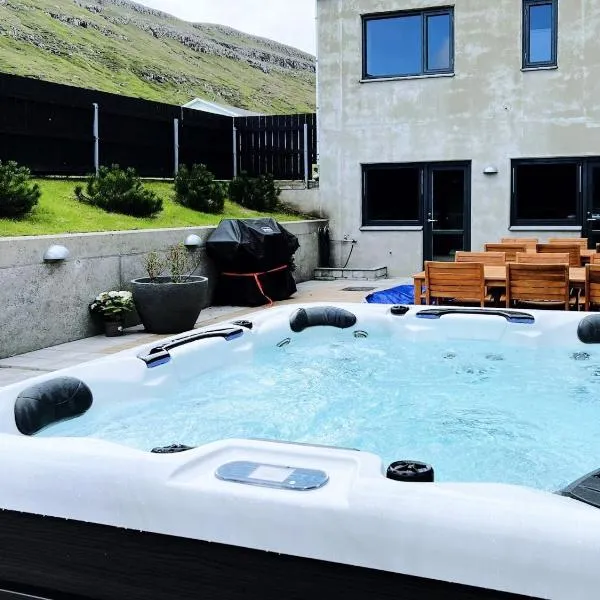 Stunning Ocean View Penthouse Apartment, hotel in Øravík