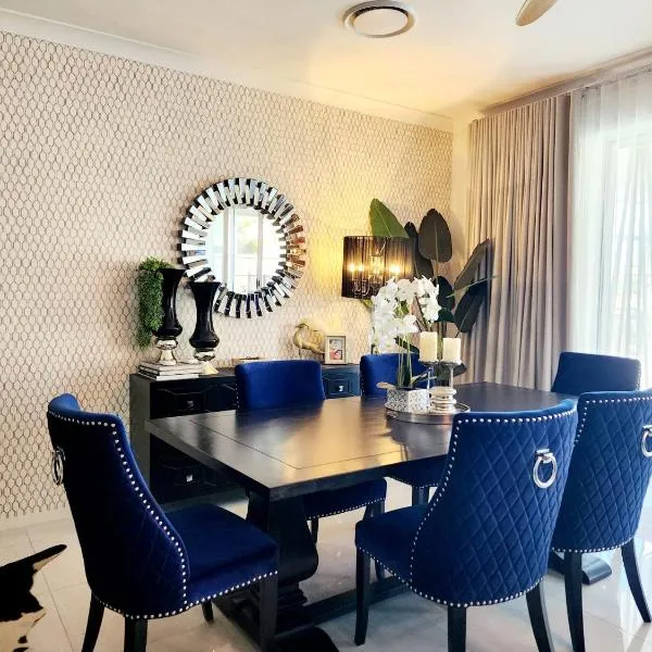 Modern Luxe Retreat Brisbane, hotel in Doolandella