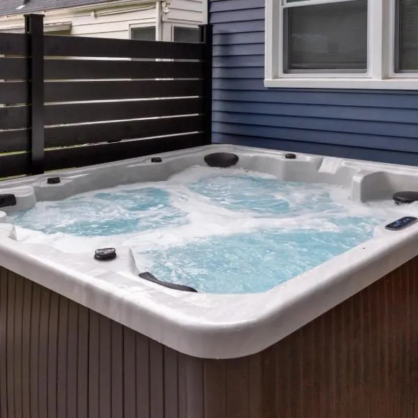 Near Drake/Downtown packed w/Amenities - Hot Tub - Movie Theater, Hotel in Des Moines