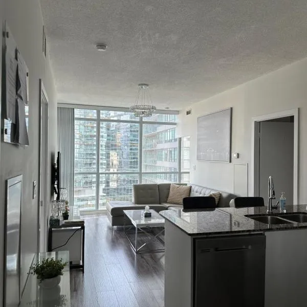 Newly updated 2BR, 2Bath & Den in Downtown Toronto beside Union Station & Scotia Bank Arena!, hotel in Toronto