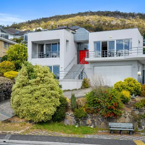 Super nice house with sea view free parking, hotel in Sandy Bay