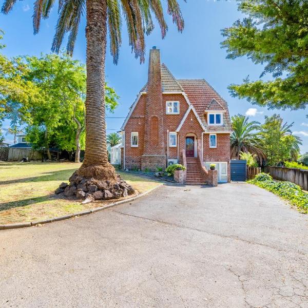 Castle Charm with Modern Interiors, Steps to Shops, Окленд