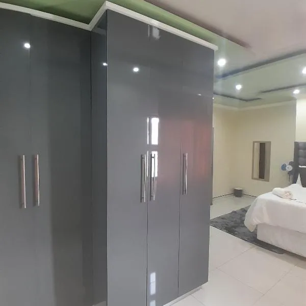 Lusikisiki에 위치한 호텔 LINGE'S LODGE EXTENSION