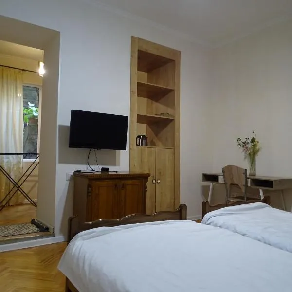 Vake Super Quiet and Comfy Apartment with a Yard, ξενοδοχείο στην Τιφλίδα