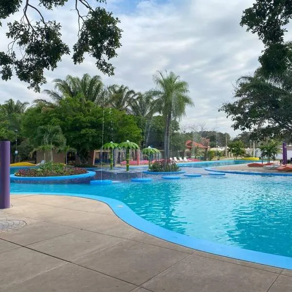 Hermosa casa en cond. privado, Hotel in Santa Cruz de la Sierra