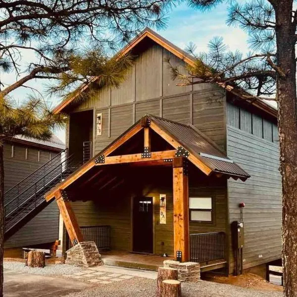 Luxury Villa over the Meadow, hotel sa Show Low