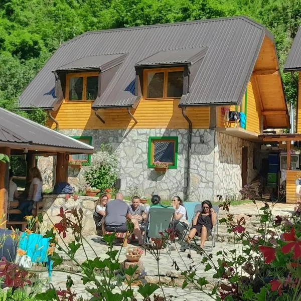 Rafting Camp Encijan、フォチャのホテル