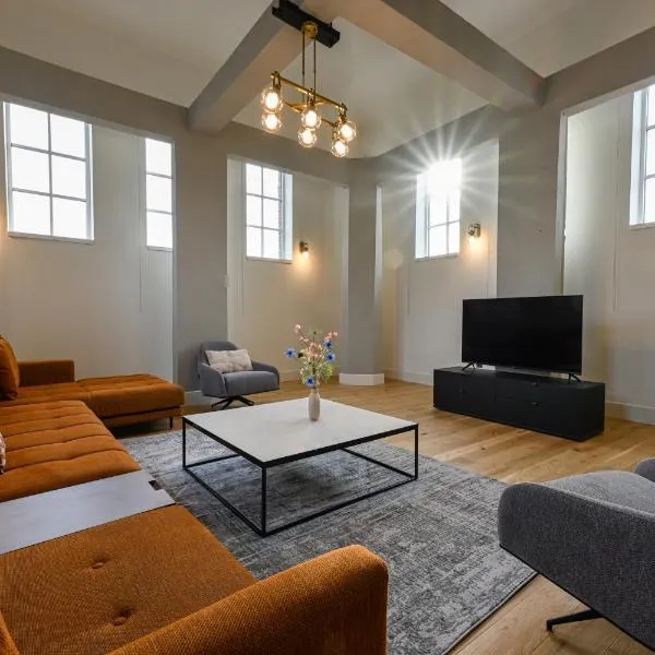 12A, Luxury & Unique, Cinema, Terrace, Stunning View, Central Location!、オーイステルウェイクのホテル